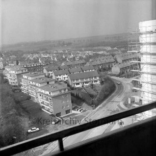 vorne Wohngebäude der Pillauer Straße, dahinter Wohngebäude der Königsberger Straße, rechts vorne Baustelle eines Wohnhochhauses: Blick aus Südwesten von einem Wohnhochhaus