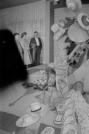 Besucher der Leipziger Herbstmesse 1955 betrachten Gegenstände aus bast
