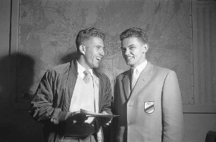 Ehrung für die Olympiateilnehmer in Melbourne und Bronzemedaillen-Gewinner Heinz Fütterer und Lothar Knörzer.