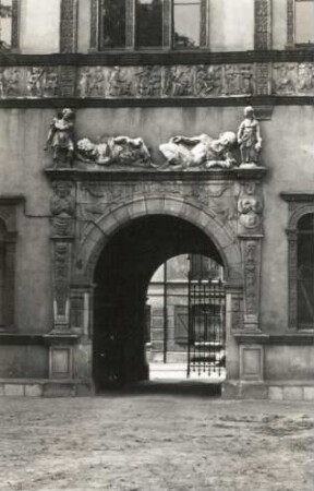 Wismar. Fürstenhof. Neuer Hof (1553/1554). Portal der Hofseite