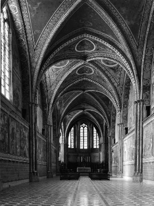 Assisi. San Francesco (1228-1253). Inneres nach Westen