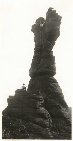 Sächsische Schweiz, Bielatal. Kleine Herkulessäule. Seilschaft am Alten Weg (IV)
