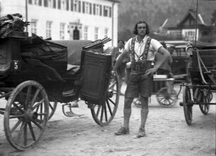 Oberammergau: Kutscher hält Tür auf