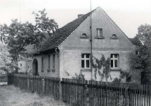 Wohnhaus in Kolkwitz : Bauwesen - Wohnung, Exterieur. Ort: Gołkojce / Kolkwitz. Bahnhofstraße Nr. 10. Gemauertes Wohnhaus mit Torhaus.