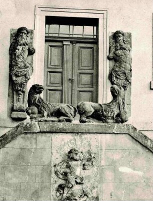 Schloss Kehrdichannichts: Figuren am Eingang