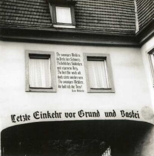 Stadt Wehlen, Karl-Marx-Platz 1. Gasthof Ratskeller (1747, verändert). Inschrift (Gedicht von Hede Willecke)