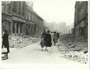 Altona, Große Bergstraße : Hamburg-Altona, Große Bergstraße (Kaffee-Rösterei Rudolf Krohn). Anwohner laufen durch die Trümmer der Bürgerhäuser