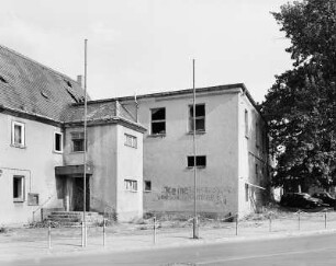 Holzhausen, Sächsisches Haus : Holzhausen. Sächsisches Haus (Ehemaliger Gasthof mit Saal, heute Netto mit Stahlskeletthülle, die an die Umrisse des Gebäudes erinnern soll), Hauptstraße 2. Straßenansicht