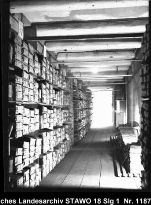 Braunschweigisches Landeshauptarchiv/Niedersächsisches Staatsarchiv in der Alten Kanzlei, Wolfenbüttel [um 1950] Enthält: Gang in einem Magazingeschoss mit Aktenpaketen in Regalen (Flur 2. Obergeschoss ?)