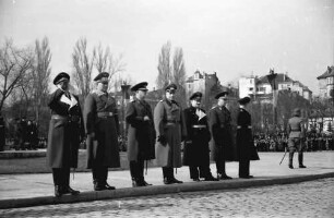 Bukarest: Ehrengäste nehmen Vorbeimarsch ab, nebeneinander
