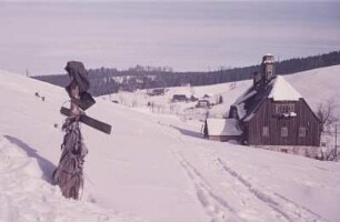 Blick auf eine Ortschaft im Erzgebirge im Winter