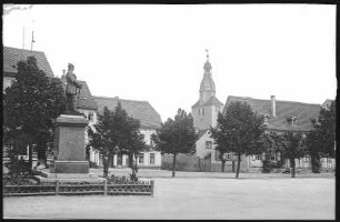 Groitzsch. Marktplatz und alter Torturm