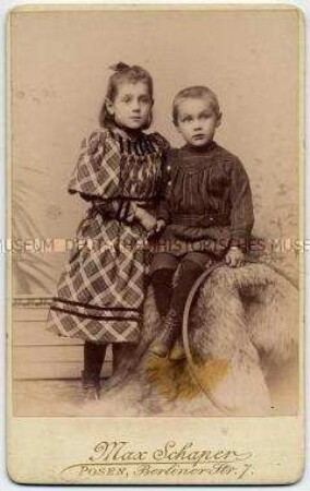 Atelierfoto von Kindern mit Hula-Hop-Reifen