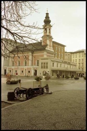 Salzburg: Residenzplatz mit Kirche