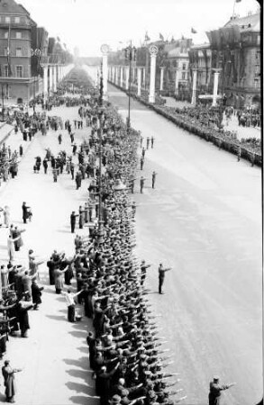 Berlin: SA-Spalier, Einzug der Luftwaffe durchs Brandenburger Tor