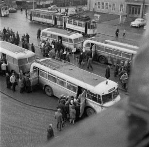 Siegmar-Schönau (Chemnitz-Siegmar bzw. Chemnitz-Schönau). Busbahnhof mit wartenden Fahrgästen