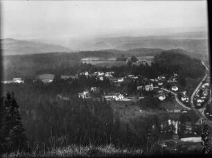 Landschaftsblick : Blick in eine Landschaft mit einem Dorf im Vordergrund. Möglicherweise zwischen Süddeutschland und Norditalien