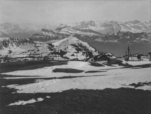 Schneebedeckte Berge : Panoramablick auf eine schneebedeckte Berglandschaft
