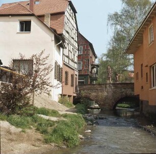 Bensheim. Fachwerkhäuser am Winkelbach. Blick zur Mittelbrücke (1732) mit der Figur des Franz Xaver