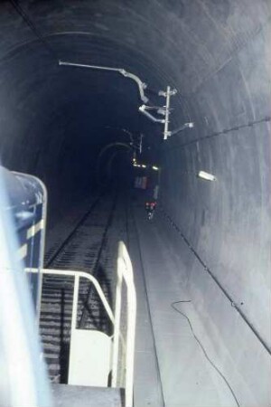 Stuttgart S-Bahn-Tunnel Rolltreppentransport Gleissperrsignal