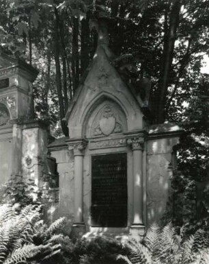 Schwarzenberg. Friedhof. Wandgrabmal der Familie Schelle. Sandstein, Gabbro (nach 1896)