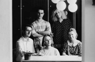 Familie M. (Hauptabteilungsleiter Energieversorgung, Sachbearbeiterin Stadtverwaltung) am Schreibtisch