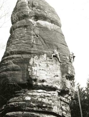Sächsische Schweiz. Affensteine, Hauptdrilling. Seilschaft G. Walpert bei einer Begehung des Dietrich-Weges (VIIIa)