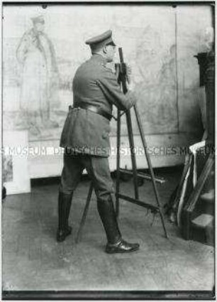 Aufnahme eines Militärs an einer Staffelei im Atelier