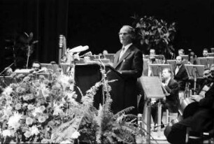 Freiburg: Stadttheater [Ansprache Oberbürgermeister Dr. Keidel; im Hintergrund Orchester]
