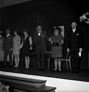 Hotel Oldesloer Hof: Hamburger Straße: Saal: Lustspiel "Die alte Kommode" Aufführung der Oldesloer Bühne e.V.: Bühne: Szenenbild: Rudi Niebisch als Bürgermeister Gerhard, Günter Geffe als Professor Schütz, Hannelore Thomsen als Braut, Herta Barth als Brautmutter