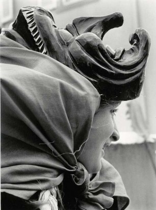 Mädchen mit Hexenmaske