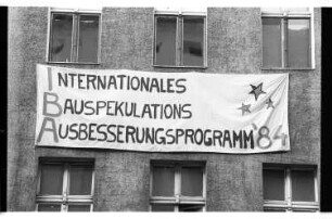Kleinbildnegativ: Tafel und Transparent, Cuvrystraße, 1985