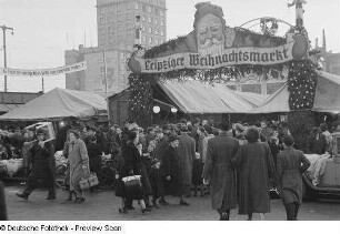 Passanten auf dem Leipziger Weihnachtsmarkt