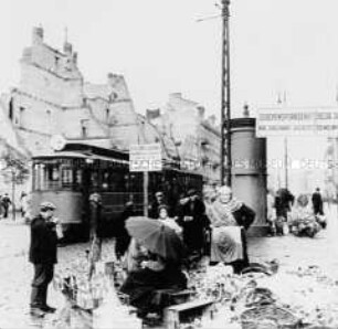 Warschau, Einmündung der ul. Leszno auf den Kercelak-Platz (Plac Kercelego), genannt "Kercelak". Blick in östliche Richtung.
