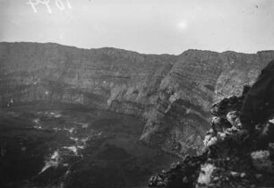 Krater des Nyiragongo : Blick vom Kraterrand in den Krater des Vulkans Nyiragongo in der Gruppe der Virunga-Vulkane