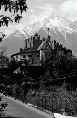 Meran: Hotel Schloss Vorst, Hintergrund Schneeberge