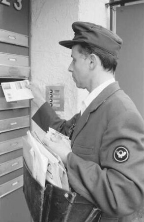 Freiburg: Briefzusteller trägt Post aus