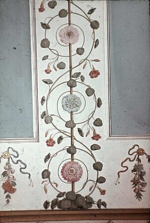 Gliederung mit floralen Motiven und antiken Vasen