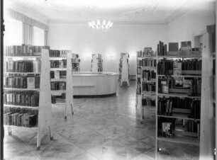 Bautzen, Schloßstraße 10. Stadt- und Kreisbibliothek. Freihandbereich mit Ausleihtheke