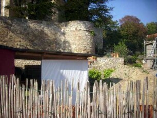 Ansicht von Süden im Südsüdosten mit Kirchhofmauer und flankierendem Schalenturm (zusätlicher Schutz des Torbereiches zur Ortsseite) in Übersicht