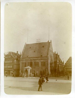 Halberstadt. Rathaus, davor Roland-Statue (1433). Ansicht über den Platz