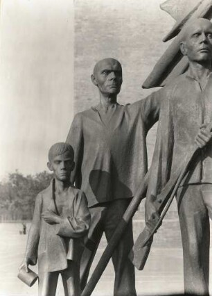 Weimar. Nationale Gedenkstätte Buchenwald auf dem Ettersberg. Buchenwald-Denkmal (F. Cremer). Teilansicht