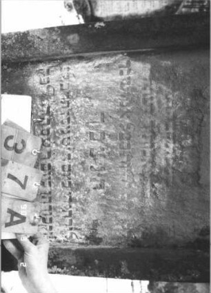 Grabstein 37 (Index: 99608721) Material: Sandstein Zustand: sehr stark verwittert mit großem Textverlust Maße HxBxT: 110x62x12 cm Beschreibung: Stele mit Spitzgiebel, vertiefter Textteil in gleicher Form: Grabstein 37A
