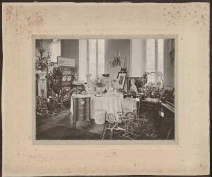 Schloßraum, Gabentische und arrangierte Huldigungsgeschenke.