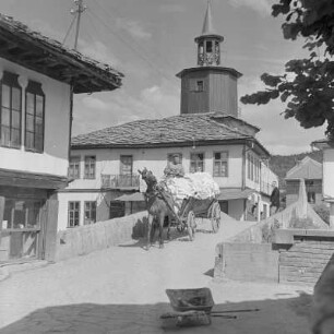 Die bulgarische Kleinstadt Trjawna an den nördlichen Hängen des Balkangebirges liegend. Der Uhrturm von 1814 im Stadtzentrum