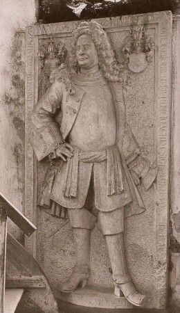 Grabstein Joachim Sigismund von Ziegler und Klipphausen : Grabstein Joachim Sigismund von Ziegler und Klipphausen (1660-1734). Sandstein, Figur etwa lebensgroß, vor 1722. Radomierzyce (Radmeritz), Kirche