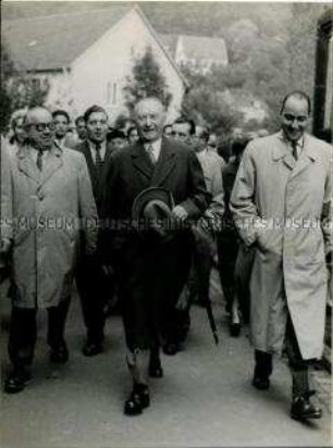 Konrad Adenauer auf dem Weg zur Stimmabgabe zur Bundestagswahl 1957