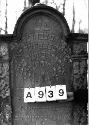 Grabstein 939 (Index: 99902474) Material: Sandstein Maße HxBxT: 200x78x17 cm Besonderheit: kulturhistorisch wertvoll / hist.-wiss. und künstl.-formale Gründe (Gemeindestellung): Grabstein 939A