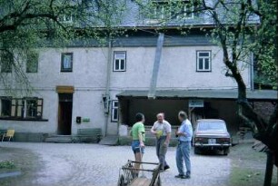 der Müller der Steinbachsmühle (Mitte) auf dem Hof