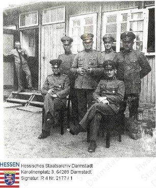 Rodgau, Strafgefangenenlager II Rollwald (1938-1945) / Bild 1: Wachmannschaft vor Baracke, Gruppenaufnahme / Bild 2: 2 Wachmänner vor Stacheldrahtzaun